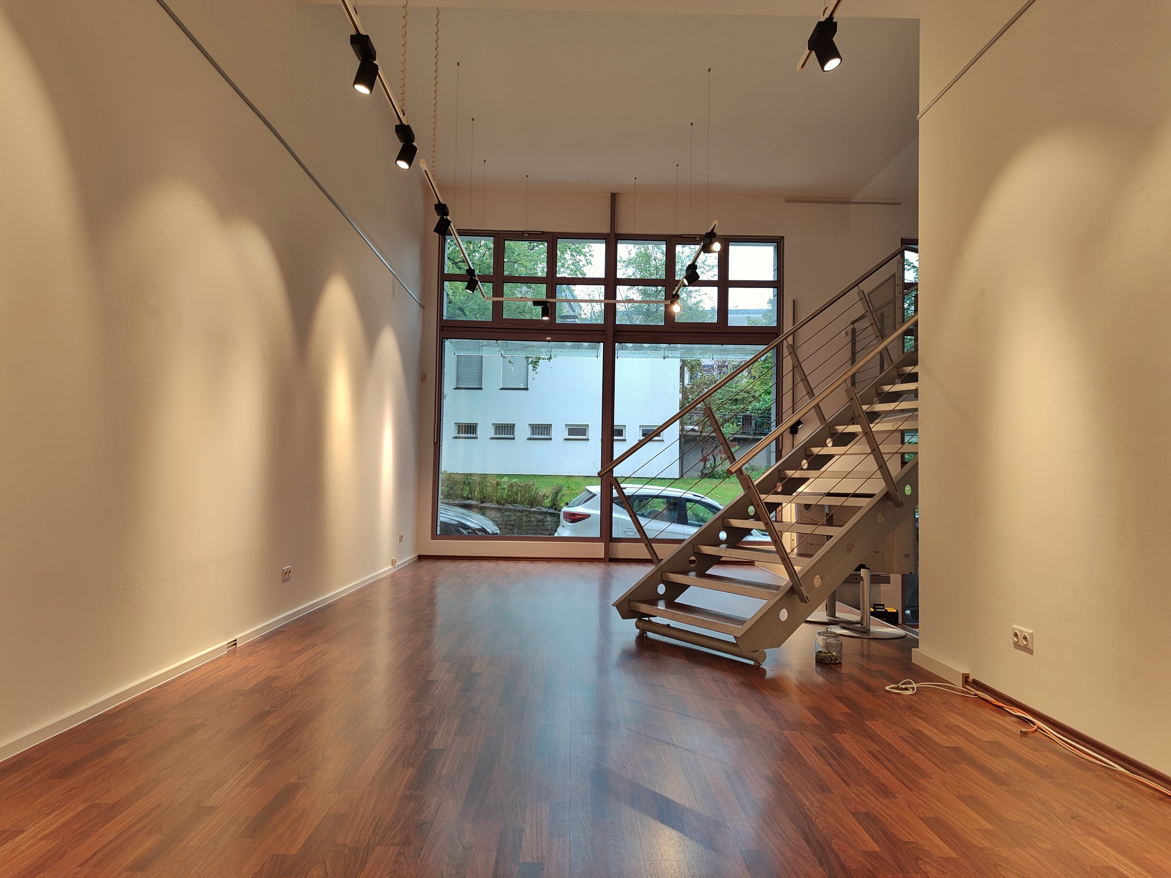 Fensterfront mit Treppe zur Galerie-Ebene